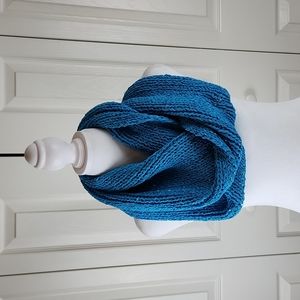 Betsy Johnson one size knit scarf